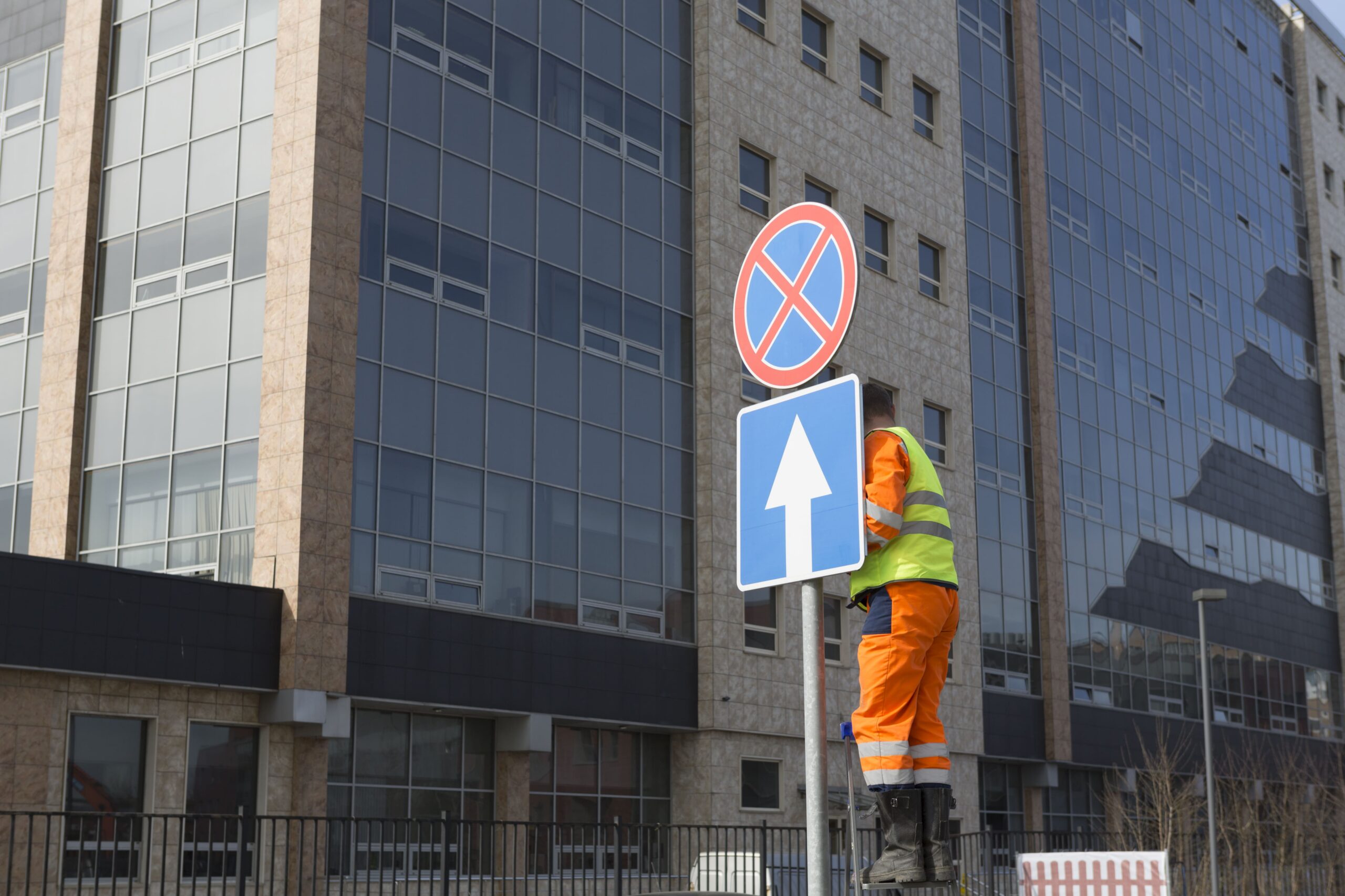 Монтаж дорожных знаков в Москве и Московской области 